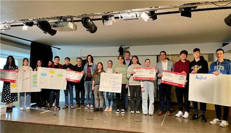 Am Ende wurden die vier besten Projekte ausgezeichnet und mit jeweils 100 Euro durch die Firma SHD AG Andernach, die Kreissparkasse Mayen, durch Geysir Andernach und die UnternehmerMacher ausgezeichnet. Foto: privat