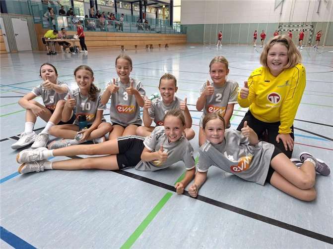 Am Ende zeigte die Hallenuhr das hochverdiente Endergebnis von 22:7 an und die Spielerinnen, Trainer und Zuschauer waren mehr als zufrieden. Foto: JSG Welling Bassenheim