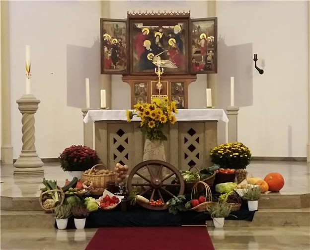 Am Erntedank-Sonntag wurden wieder Früchte aus Feld und Flur zum Dank für die reiche Ernte am Altar niedergelegt. Diese religiöse Tradition gehörte zu allen Zeiten zu den Bedürfnissen der Menschen. Bereits im „Vater unser“ findet man „Unser tägliches Brot gib uns heute“ und somit den Zusammenhang zwischen Mensch und Natur. Privat