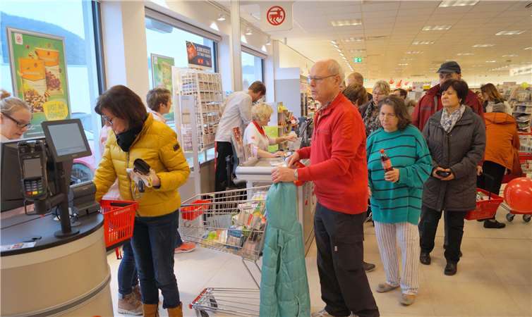 Am Eröffnungstag war im neuen Drogeriemarkt Rossmann am Treiser Laach schon einiges los.