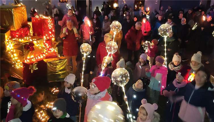 Am Eröffnungsumzug nahmen viele Kinder mit ihren Leuchtkugeln teil.  Fotos: HEP
