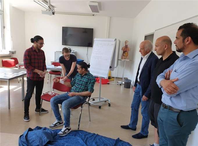 Am Erste Hilfe Kurs zeigten sich die Teilnehmer sehr interessiert. Fotos: Frank Minwegen