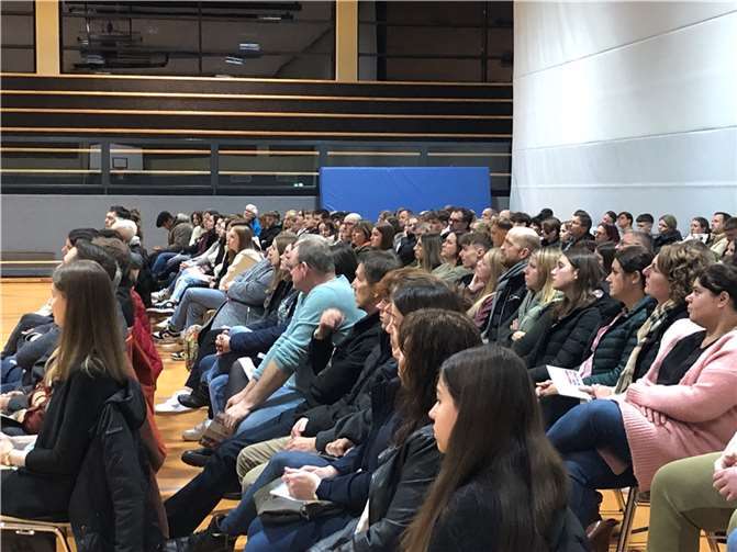 Ein voller Erfolg: Fachabitur in zwei Jahren Am FOS-Abend herrschte großes Interesse. Fotos: Hans-Jürgen Schmitz