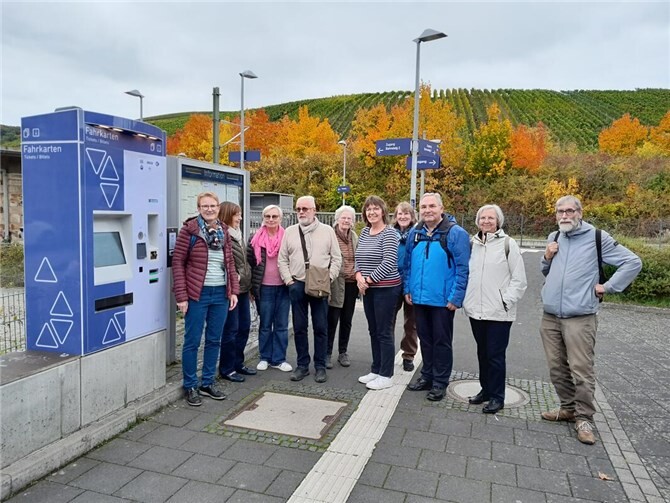 Am Fahrkartenautomat konnten die Teilnehmenden mit Beratung von Renate Adams (l.) das passende Ticket kaufen. Foto: Sabine Dietrich