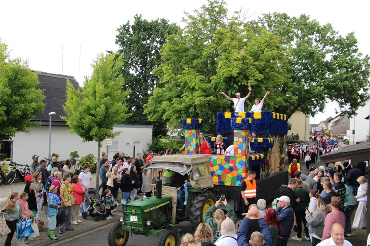 Am Festsonntag zog ein großer Jubiläums-Zoch durch Oberdrees.Foto: KG Oberdrees