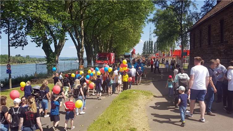 Am Festumzug nahmen in diesem Jahr besonders viele Familien mit bunten Luftballons teil.