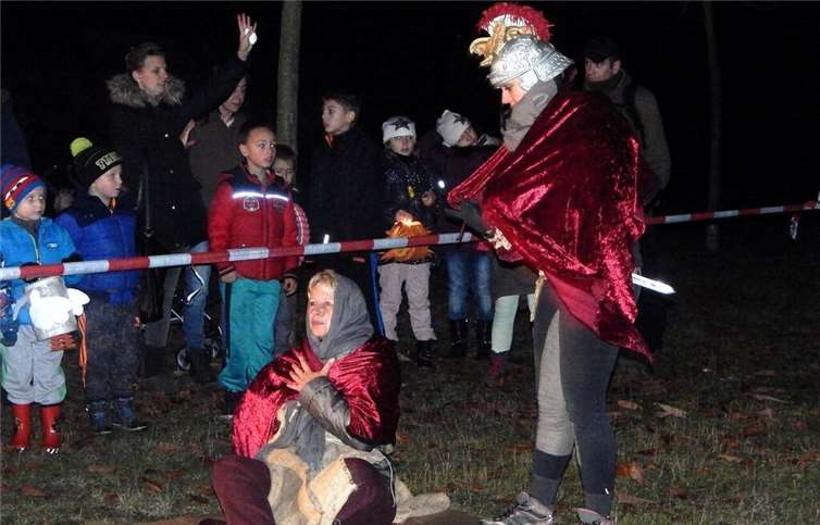 Am Feuer auf der Kirmeswiese verfolgten die Kinder gebannt, wie Sankt Martin seinen Mantel mit dem Bettler teilte.