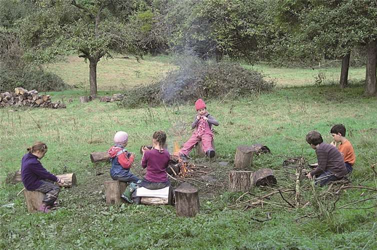 Am Feuer erholten sich die Kinder von ihren spannenden Waldabenteuern.privat