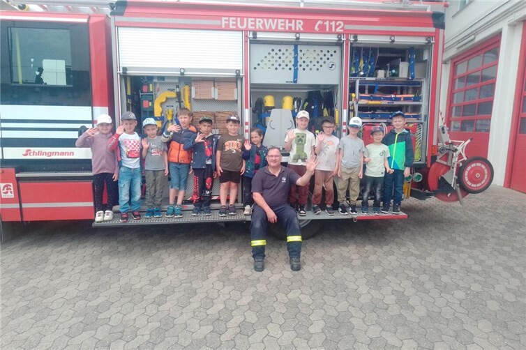Am Feuerwehrauto der Feuerwehr Kruft