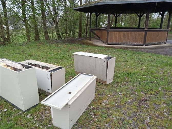 Am Feuerwehrgerätehaus der Gemeinde Hattert wurden illegal asbesthaltige Nachtspeicheröfen abgelagert – ebenso in Mündersbach am Parkplatz des Sportplatzes. Foto: Peter Enders
