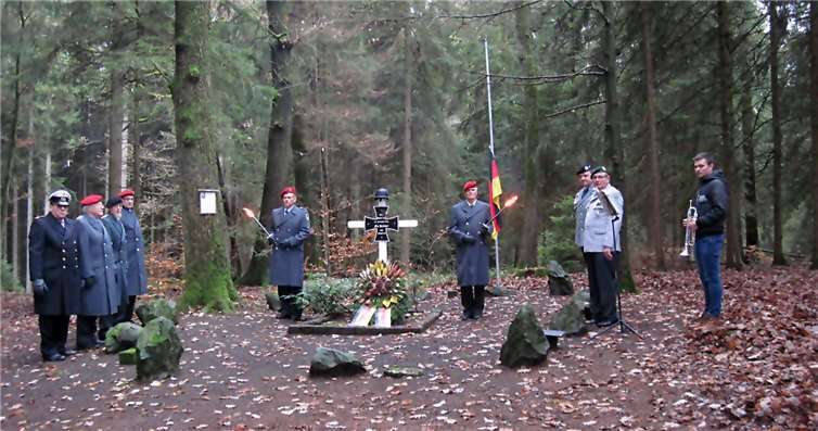 Am Fliegerkreuz in Steimel hielt die Reservistenkameradschaft eine Gedenkfeier zum Volkstrauertag ab.  privat