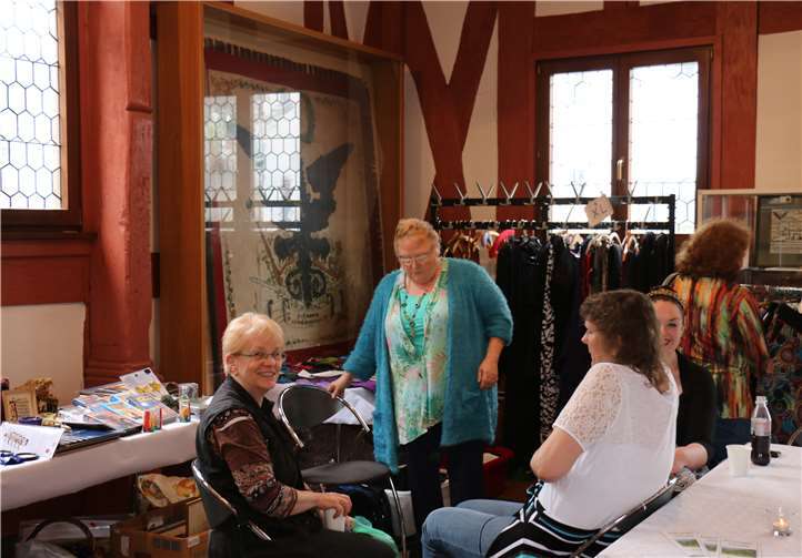 Am Flohmarktstand sind Schnäppchen zu finden.Foto: privat