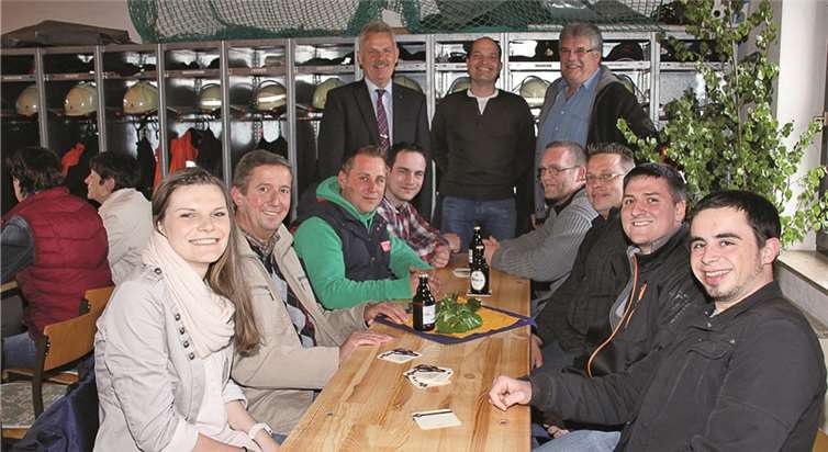 Am Florianstag feierten die Kameradinnen und Kameraden der Freiwilligen Feuerwehr Rheinbach in Neukirchen. Im Hintergrund v.li.: der zivile Chef der Feuerwehr, BM Stefan Raetz, der stv. Wehrleiter StBI Jörg Kirchhartz und Wehrleiter Laurenz Kreuser. -STEIN-