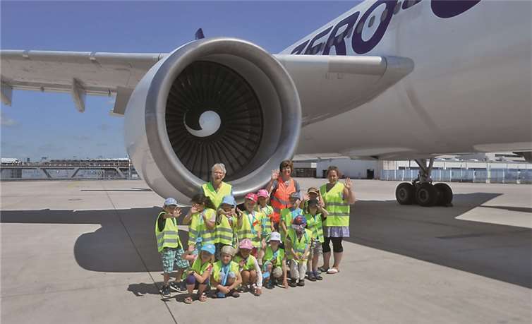 Am Flughafen Köln/Bonn erfuhren die Kinder allerhand über Flugzeuge und die Abfertigung der Passagiere.privat