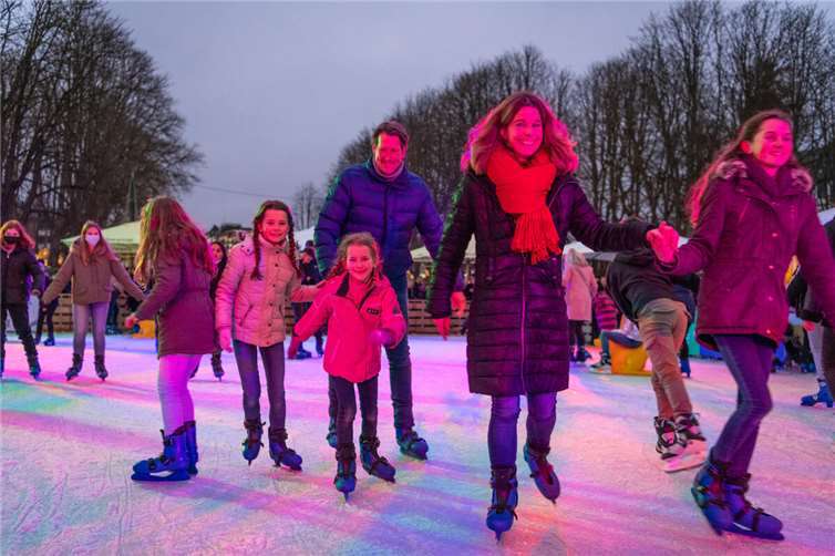 Am Freitag, 29. November um 15 Uhr öffnet die 450 Quadratmeter große Eisbahn im Kurpark. Copyright: Dominik Ketz