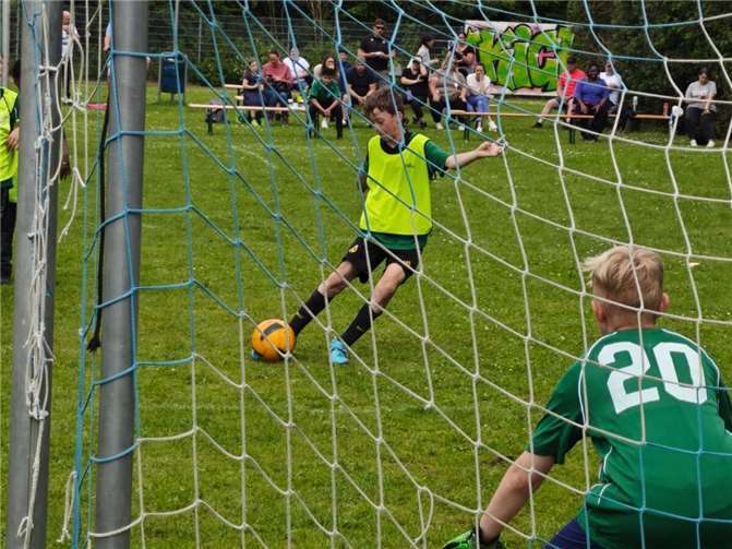 Am Freitag, dem 1. Juni, fand am Villiper Jugendhaus das mit Spannung erwartete Fußballturnier statt. Foto: privat