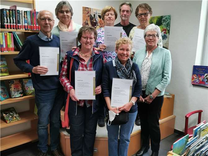 Am Freitag, dem 22.04.22 wurden im Rahmen einer nachösterlichen Feier bei Kaffee und Kuchen langjährige Mitarbeiter und Mitarbeiterinnen der Bücherei geehrt. Foto: privat