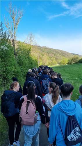 Am Freitag, dem 26. April, richtete das Erich-Klausener-Gymnasium in Adenau zum 11. Mal seinen Erich-Klausener-Lauf aus. Dabei wanderten alle rund 500 Schülerinnen und Schüler bei perfekten Wetterbedingungen auf dem Radweg von Adenau nach Liers. Foto: privat