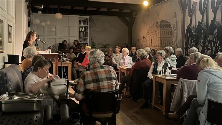 Jane Austen traf Oscar Wilde Am Freitag, den 10.10.2025, gab es eine besondere Begegnung im CoachHaus Mostert. Rund 70 Gäste interessierte sich für dieses literarische Treffen. Foto: privat