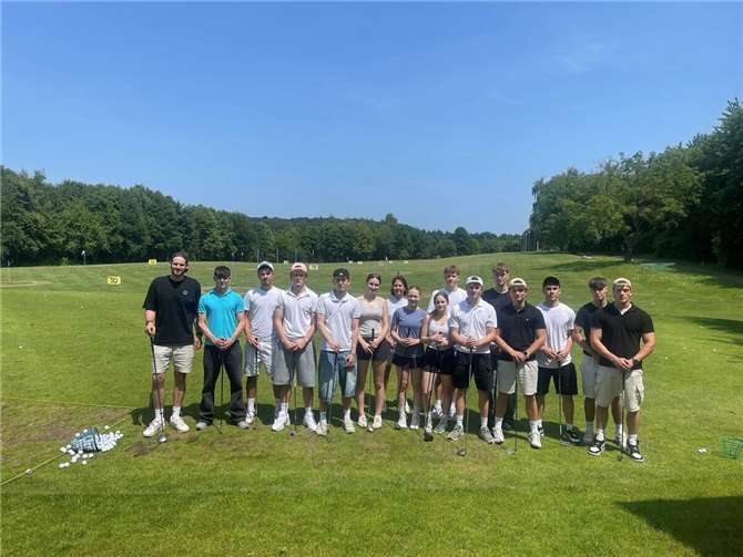 Am Freitag, den 13. Juni 2025, unternahm der Sport-Leistungskurs der MSS 12 des KSG unter Leitung von Herrn Weinand eine spannende Exkursion in den Golfclub Rhein-Wied. Foto: privat