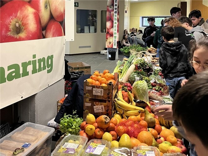 Am Freitag, den 14. November 2025, verwandelte sich die Neue Aula des Kurfürst-Salentin-Gymnasiums in einen lebendigen Marktplatz des Teilens, des Engagements und der guten Ideen. Foto: privat