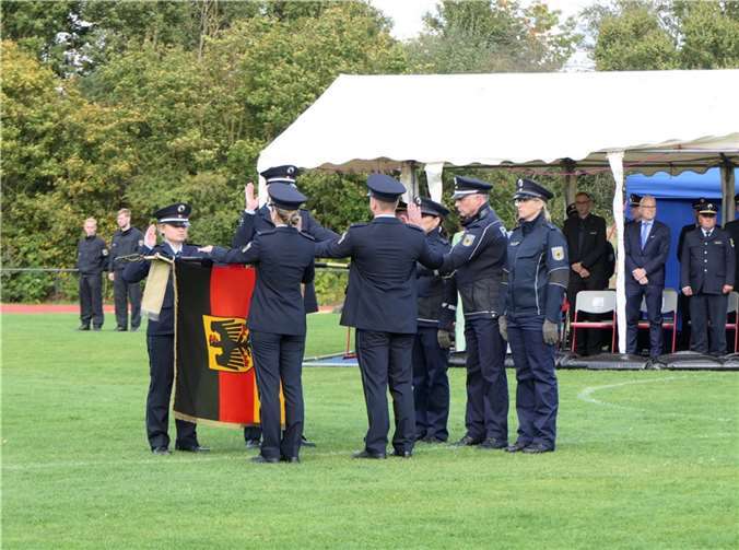Am Freitag, den 27. September 2024, fand die feierliche Vereidigung von 145 neuen Polizeikommissaranwärterinnen und Polizeikommissaranwärtern sowie Polizeimeisteranwärterinnen und Polizeimeisteranwärtern des Bundespolizeiaus- und -fortbildungszentrum Swisttal (BPOLAFZ Swisttal), im öffentlichen Rahmen statt. Foto: Bundespolizeiaus- und -fortbildungszentrum Swisttal