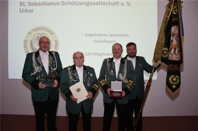 Am Freitag, den 28. November, fuhren der Vorsitzende Joachim Weber, der stellvertretende Vorsitzende Christian Metten, der Schießmeister Daniel Castor mit Vereinsfahne sowie das Vereinsmitglied Hermann Stiller nach Mainz zur Verleihung der Sportplakette durch den Bundespräsidenten. Foto: privat
