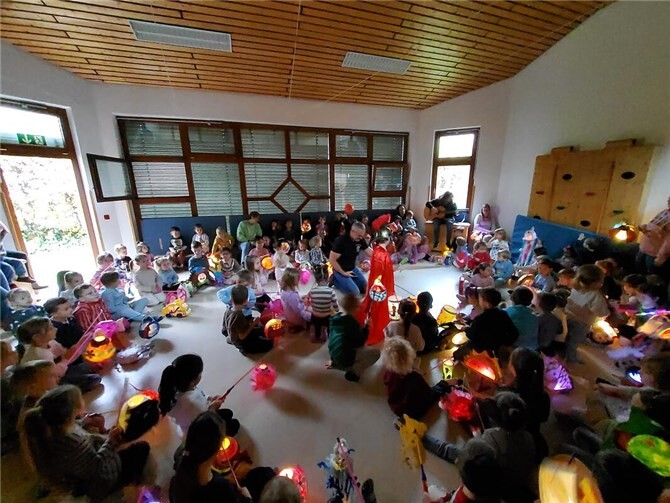 Am Freitag, den 7.11.25 machten sich alle Kinder der Kindertagesstätte in der Turnhalle bereit, um dem Vereinsring ihre selbst gebastelten Laternen zu präsentieren. Foto: privat