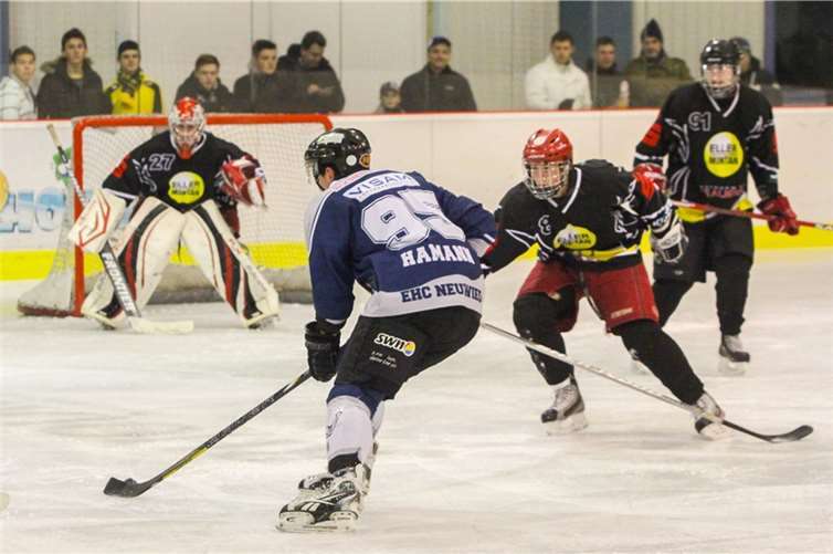Am Freitag gastieren die Deichstädter um 20 Uhr beim Neusser EV, am Sonntag kehrt der Meister erstmals nach dem Titelgewinn in die Bärenhöhle zurück beim Heimspiel gegen die Grefrather EG (19 Uhr). Foto:  fischkoppMedien