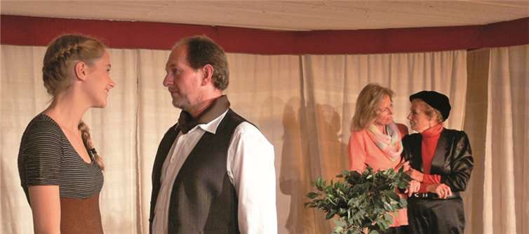 Am Freitag ist Premiere: Gretchen (Raika Nicolai), Faust (Clint Christian Staak), Marthe Schwerdlein (Ursula Rocke) und Mephisto (Gundula Schroeder) in Marthes Garten.privat