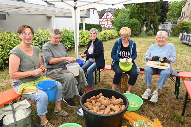 Am Freitag und am Samstag begann auf der Pfarrwiese um 9 Uhr das Kartoffelschälen. Foto: SK