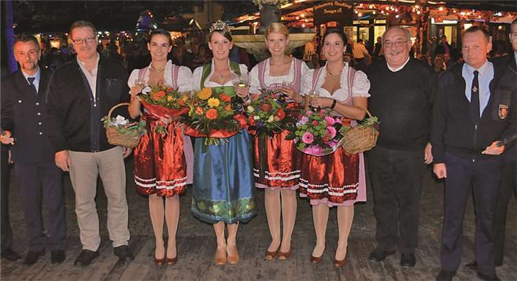 Am Freitag wurden Weinkönigin Hannah Braun und ihre Weinprinzessinnen Julia Poétes, Charlotte Wyborny und Lena Mühle offiziell verabschiedet.AB