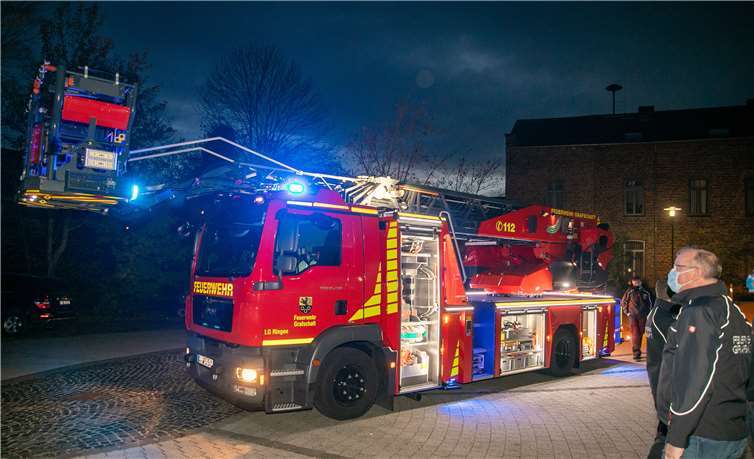 Am Freitagabend kam die neue Drehleier der Freiwilligen Feuerwehr Grafschaft in Ringen an. Fotos: JOST