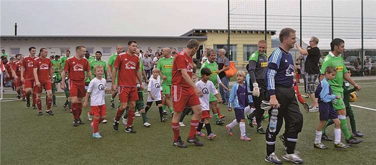 Am Freitagabend lief die Auswahl des SV Kripp im heimischen Stadion mit der Traditionsmannschaft aus Mönchengladbach auf. AB