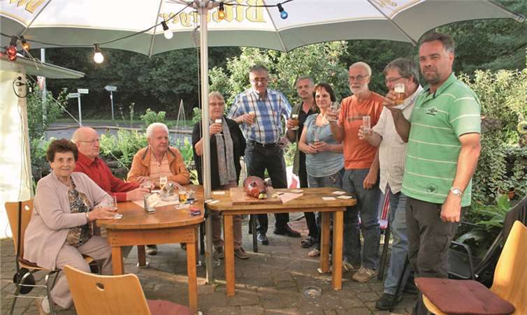 Am Freitagabend wurde die Kirmes durch Ortsbürgermeister Toni Harst und die Kirmesfreunde Schalkenbach eröffnet.
