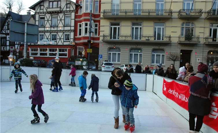 Am Freitagabend wurde die Kunsteisbahn auf dem Vorplatz vom Café Caspari aufgebaut und lud Groß und Klein zum Schlittschuhlauf ein.