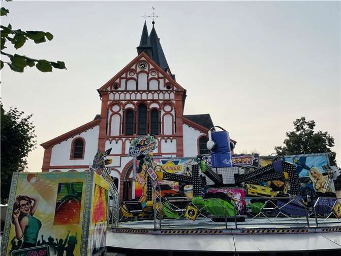 Am Freitagmorgen herrscht noch Ruhe zu Füßen der Pfarrkirche - doch das wird sich bald ändern. Foto: ROB  