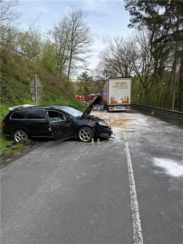 Am Freitagnachmittag kam es auf der L255 zwischen Neustadt und Etscheid zu einem Verkehrsunfall zwischen einem LKW und einem PKW mit Anhänger. Foto: Feuerwehr VG Asbach