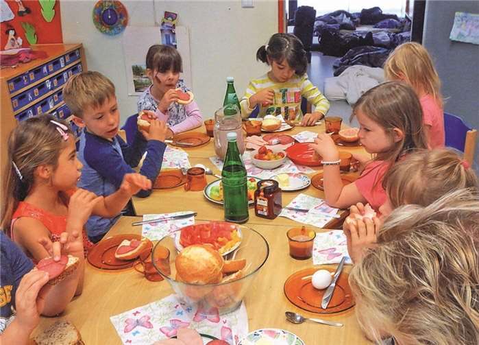 Am Frühstückstisch wurden die letzten Erlebnisse ausgetauschtprivat