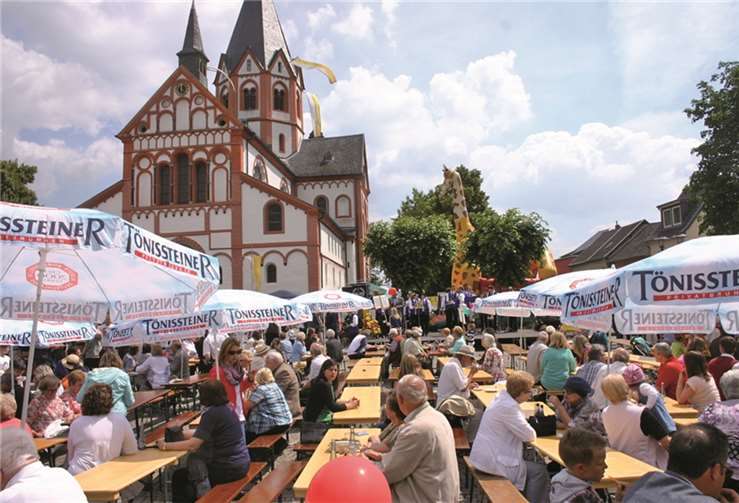 Am Fuße von Sankt Peter versammelten sich die Besucher auf dem einladenden Kirchplatz. RÜ