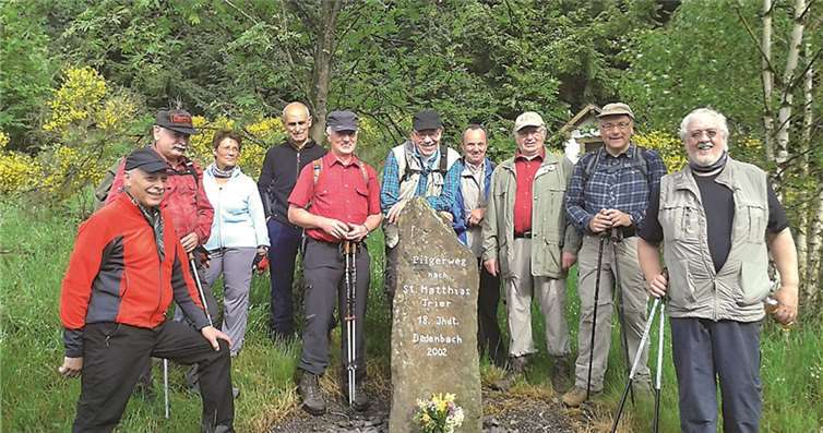 Am Gedenkstein für die Dedenbacher St. Matthias – Pilger auf dem Fuchskopf bei Schelborn machte die Trier - Wandergruppe ihren ersten Stopp. privat