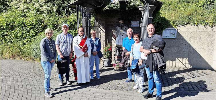 Am Gedenktag des Heiligen Nepomuk traf sich eine Abordnung des Schöffenstuhls der St. Johannes Nachbarschaft Andernach am Kurfürstendamm. Foto: privat