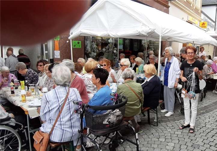 Am Getränkestand der Sinziger Pfarrei trafen sich am Kirmesmontag viele Gäste.Fotos: Kath. Frauengemeinschaft Sinzig