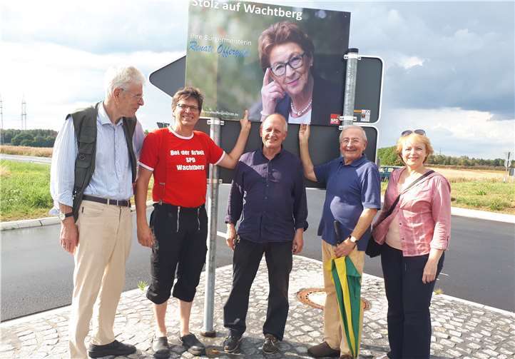 Am „Gimmersdorfer Kreisel“: Von links: Heiner Pilger, Philipp Willert, Paul Lägel, Siegbert Heid, Alina Lägel, alle SPD Wachtberg. Foto: SPD Wachtberg