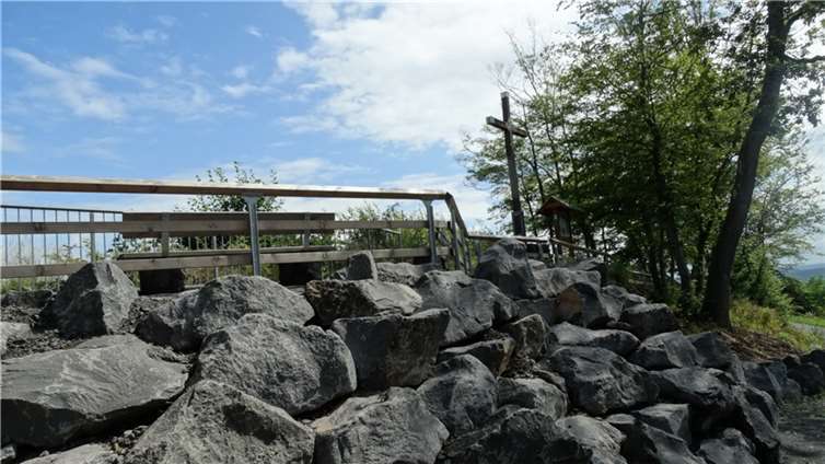 Am Gipfelkreuz warten zwei weitere Bänke auf die Besucher. Foto: Touristik-Verband Wiedtal e.V.