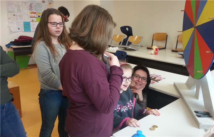 Am „Glücksrad“ wird für das Thema Suchtgefahr sensibilisiert.