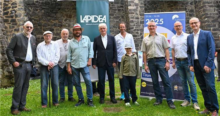 Ein Sommer voller Kunst und Begegnungen mitten in Mayen Am Godalminghaus: Oberbürgermeister Dirk Meid und Intendant Alexander May mit dem Lapidea-Vorstand Rolf Schumacher, Johannes Netz und Udo Lohner sowie den Künstlern Guido Krämer, Thomas Müller und Werner Geilen. Fotos: Lapidea Stiftung