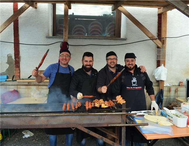 Am Grill wurden Fleischgerichte mit großen Flammen fertig gestellt und die Männer freuten sich über zahlreiche Verkoster.