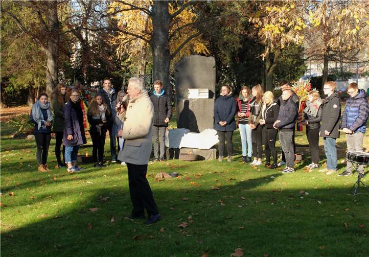 Am „Großen Massaker“ von Günter Oellers sprachen sich die Gymnasiasten dafür aus, gemeinsam eine Mauer gegen das Vergessen zu bauen.