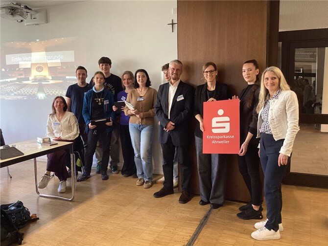 Am Gymnasium am Calvarienberg fand ein besonderes Umweltbildungsprojekt, die „Klimakonferenz-Simulation“ statt.  Foto: Gymnasium Calvarienberg